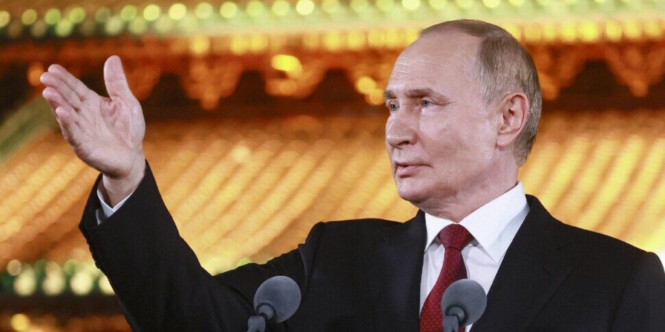 https://assets.gds.it/2025/09/putin-a-pechino-970x485.jpg