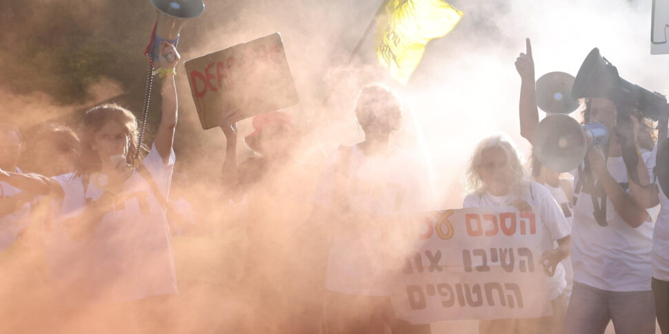 https://assets.gds.it/2025/09/rotests-in-Jerusalem-call-for-ceasefire-and-release-of-Israeli-hostages_87216997-970x485.jpg