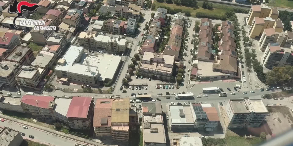 Riesi, rinvenute due «penne pistola» e una calibro 7,65 nel garage: scatta un arresto