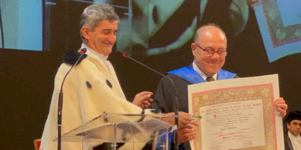 https://assets.gds.it/2025/10/A-Carlo-Verdone-laurea-ad-honorem-in-Medicina-da-UniBa_87952413-scaled-970x485-1759767763.jpg