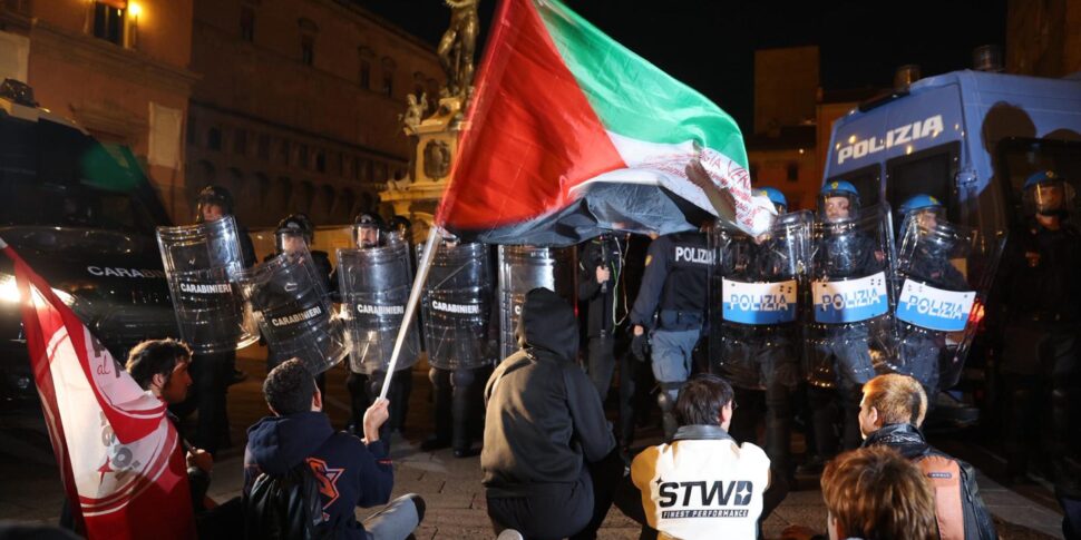https://assets.gds.it/2025/10/Bologna-manifestazione-attivisti-Pro-Pal_87993397-970x485.jpg