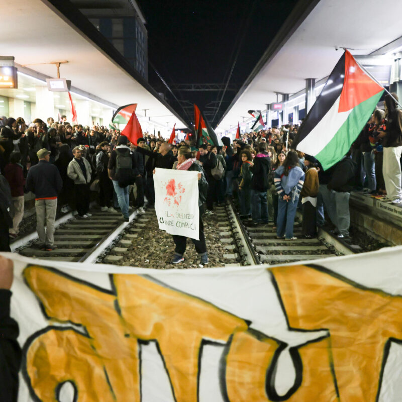 Un gruppo di manifestanti occupa la stazione di Brescia durante il corteo pro Pal che era iniziato nel centro città, 2 ottobre 2025 ANSA / Filippo Venezia