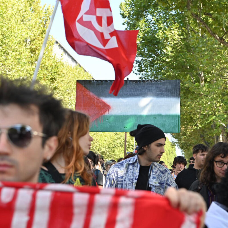 Oltre un migliaio di manifestanti, studenti di scuole superiori e universitari, sono partiti da Palazzo Nuovo a Torino, annunciando di volere bloccare nuovamente la città, 2 ottobre 2025. ANSA / ALESSANDRO DI MARCO