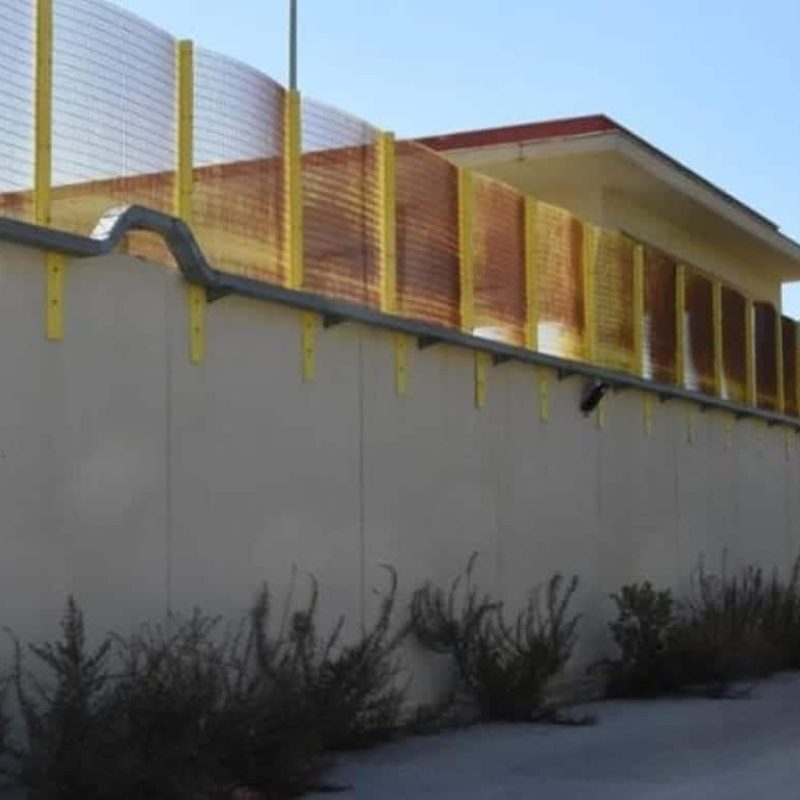 L'hotspot di Lampedusa dove stanno arrivando le salme del naufragio avvenuto oggi quando un barchino carico di migranti si è ribaltato nelle acque al largo dell'isola, 13 agosto 2025. ANSA ++ NPK ++