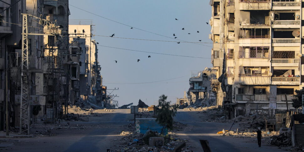 https://assets.gds.it/2025/10/Daily-life-in-destroyed-Gaza-City-neighbourhoods_87967644-970x485.jpg