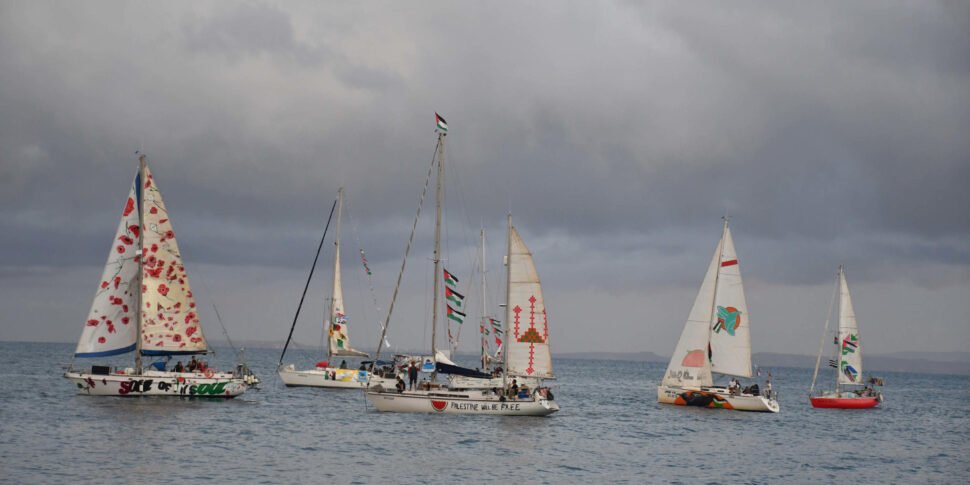 Barca a vela diretta a Gaza perde la rotta, l’equipaggio ha chiesto soccorso al largo di Gela