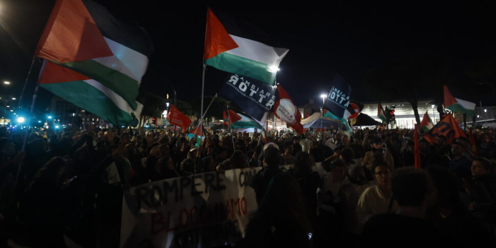 https://assets.gds.it/2025/10/Flotilla-a-Roma-gli-attivisti-vicino-alla-stazione-_87850785-scaled-e1759348179700-970x485.jpg