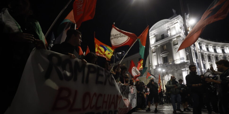 https://assets.gds.it/2025/10/Flotilla-a-Roma-gli-attivisti-vicino-alla-stazione-_87851715-scaled-e1759350253695-970x485.jpg
