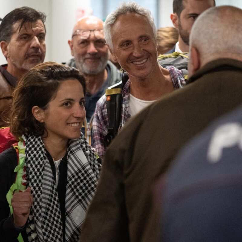 Flotilla, sbarcati a Fiumicino i parlamentari italiani rilasciati dalle autorità israeliane - Giornale di Sicilia