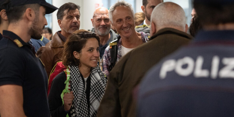 https://assets.gds.it/2025/10/Flotilla-arrivati-a-Fiumicino-i-4-parlamentari-italiani_87902404-scaled-e1759501906707-970x485.jpg