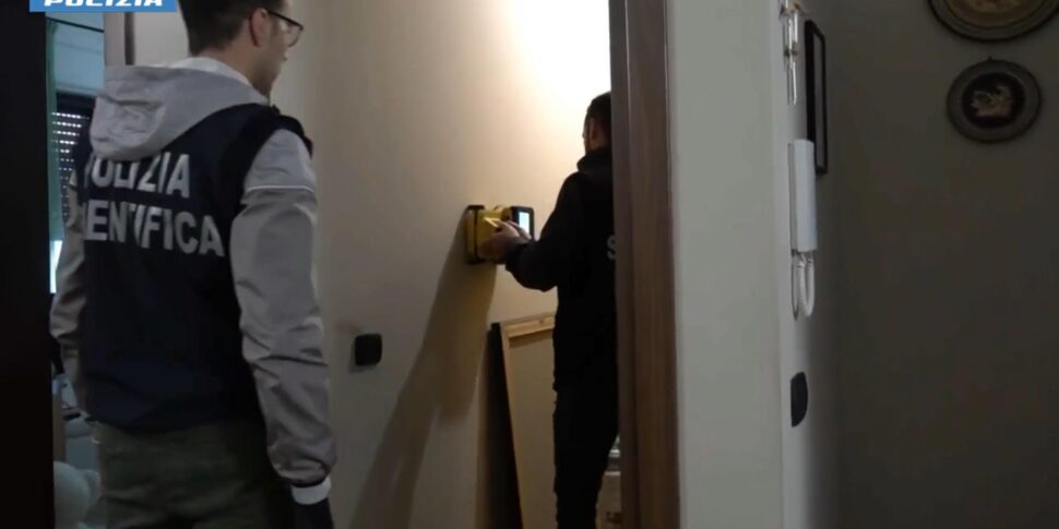 https://assets.gds.it/2025/10/Giovane-arrestata-per-avere-ucciso-i-figli-appena-partoriti-_88024245-970x485.jpg