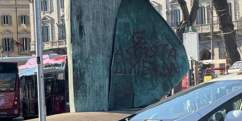 https://assets.gds.it/2025/10/Imbrattata-statua-Papa-Wojtyla-a-Roma-con-scritta-fascista_87919965-970x485.jpg