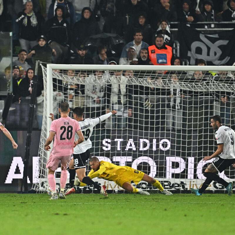 Joronen su Vlahovic dello Spezia (Foto Tullio Puglia)