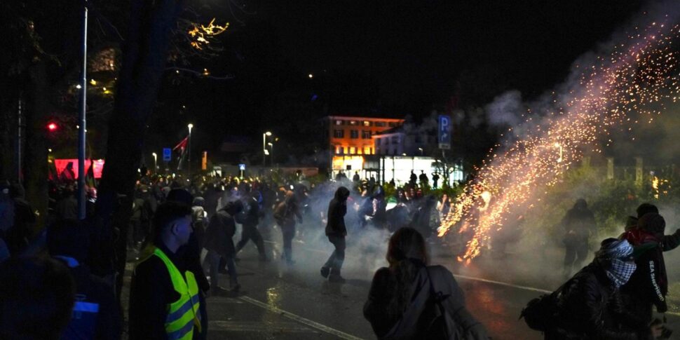 https://assets.gds.it/2025/10/Manifestanti-pro-Pal-a-Udine-con-transenne-contro-blindati-_88138792-970x485.jpg