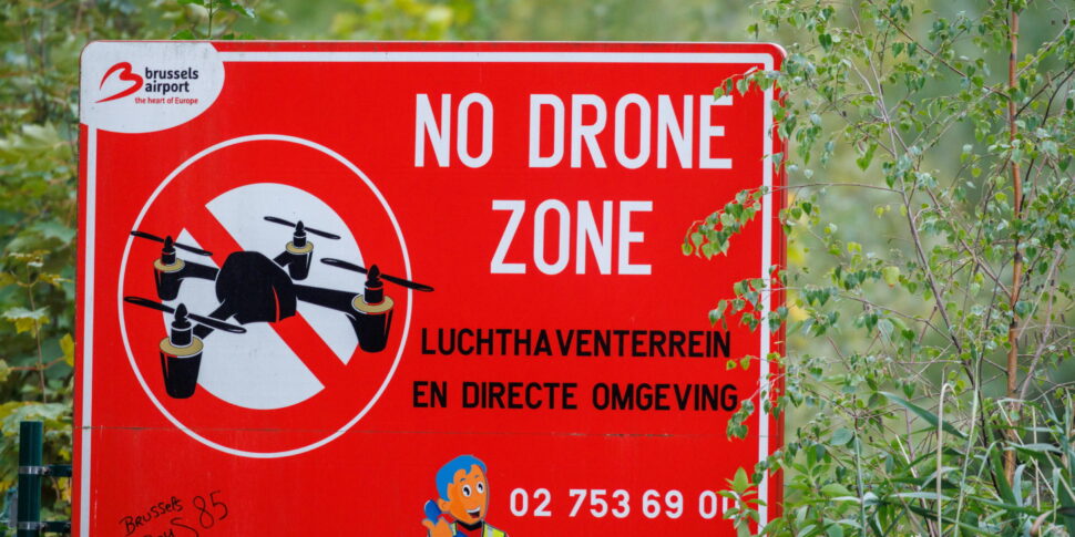 https://assets.gds.it/2025/10/No-Drone-Zone-sign-at-Brussels-airport_87731074-970x485.jpg