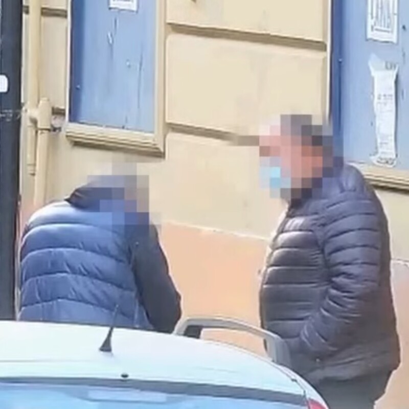 Un frame tratto da un video delle intercettazioni tra due indagati