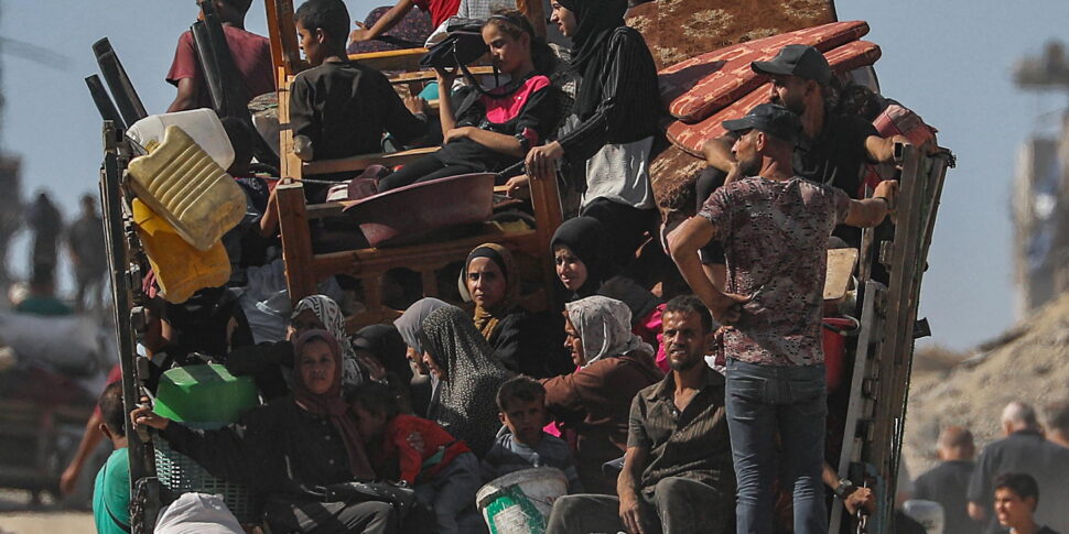 https://assets.gds.it/2025/10/Palestinians-in-Gaza-return-to-their-destroyed-homes-following-the-partial-withdrawal-of-Israeli-forces_88076816-970x485.jpg