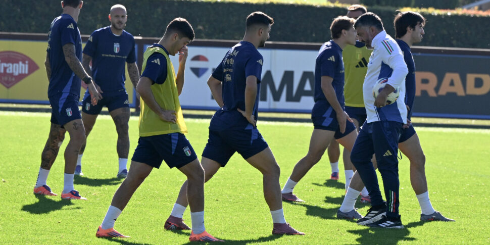 https://assets.gds.it/2025/10/Qualificazioni-mondiali-allenamento-Italia-alla-vigilia-di-match-contro-Estonia_88048226-970x485.jpg
