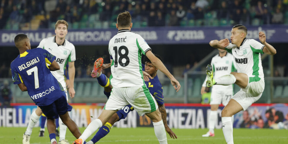 https://assets.gds.it/2025/10/Soccer-Serie-A-Hellas-Verona-vs-UC-Sassuolo_87910739-970x485.jpg