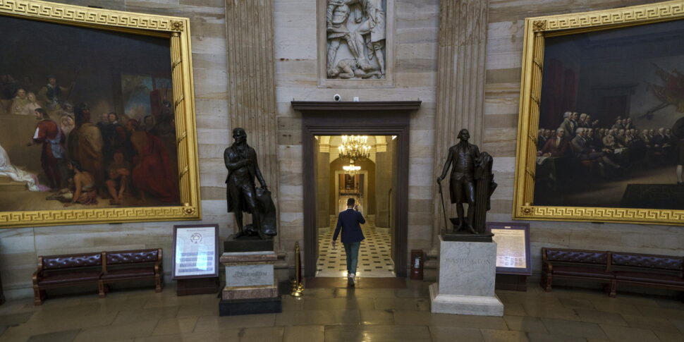 https://assets.gds.it/2025/10/US-government-shutdown-continues_88059504-970x485.jpg