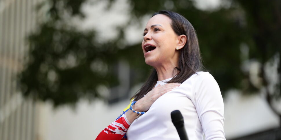 https://assets.gds.it/2025/10/Venezuelan-opposition-members-protest-in-Caracas-ahead-of-presidential-inauguration_88047673-970x485.jpg