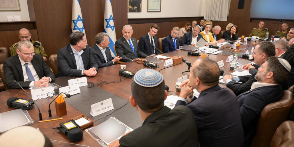 https://assets.gds.it/2025/10/Witkoff-e-Kushner-hanno-partecipato-alla-riunione-di-gabinetto.-Ufficio-Netanyahu-pubblica-foto_88042787-970x485.jpg
