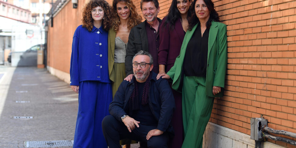 https://assets.gds.it/2025/10/cast-Makari-quarta-stagione-970x485.jpg