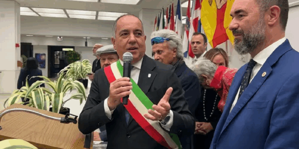 https://assets.gds.it/2025/10/mostra-santa-rosalia-chicago-970x485.png