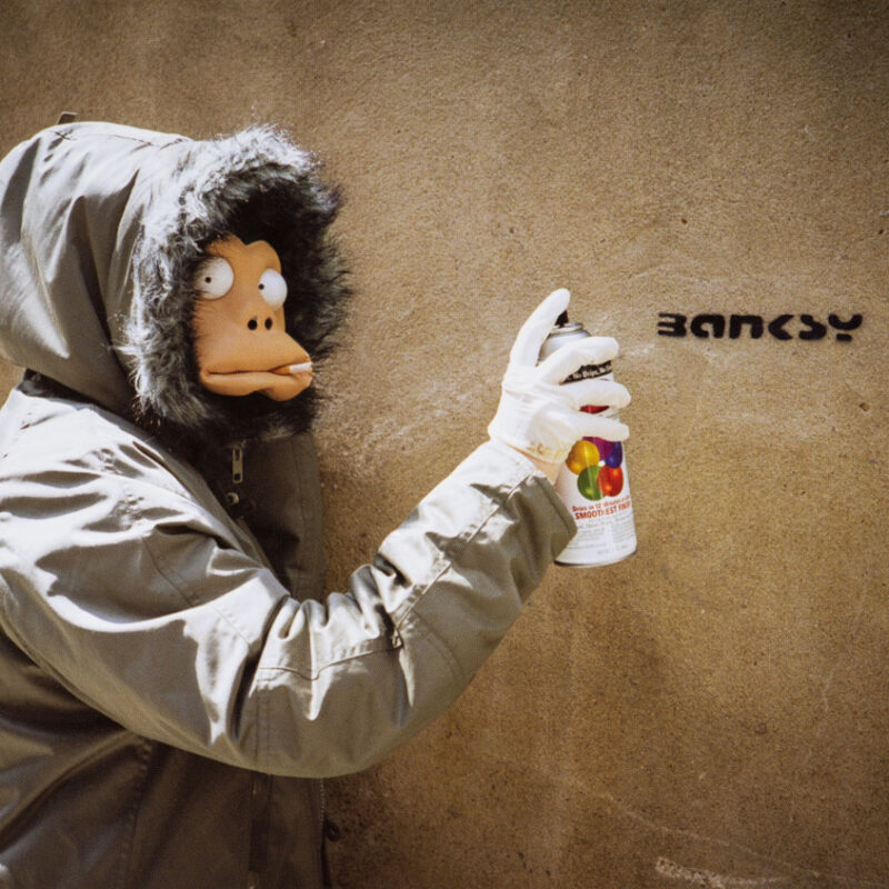 Banksy ad Agrigento, la “Modeste Collection” debutta in Italia e trasforma l’arte in impegno civile