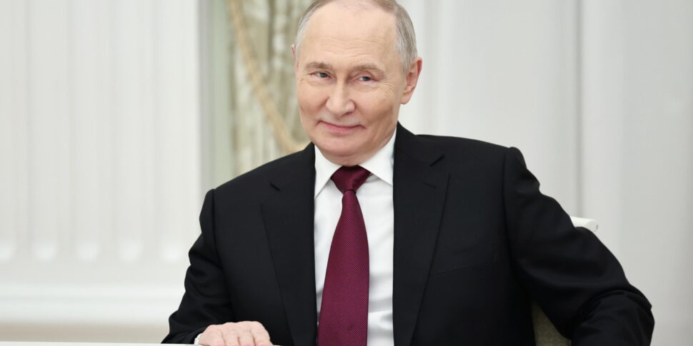 https://assets.gds.it/2025/12/Russian-President-Putin-meets-US-Special-Envoy-Witkoff-at-Kremlin_89132535-970x485.jpg