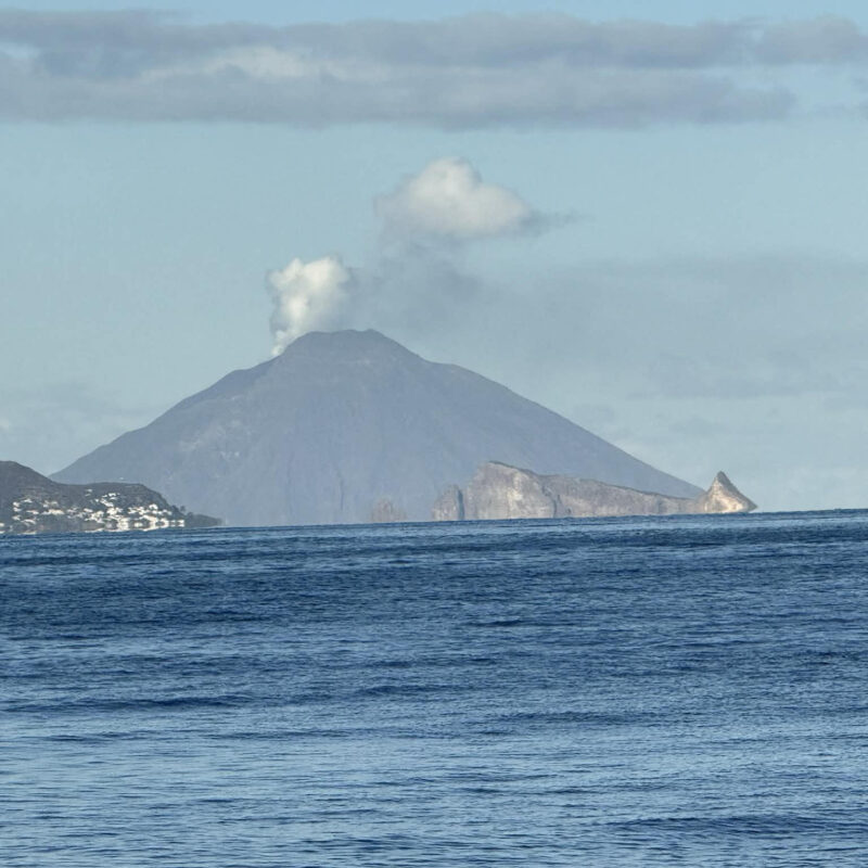 Stromboli, si è fermata la colata lavica ma l’attività esplosiva continua