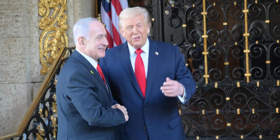 https://assets.gds.it/2025/12/Trump-con-Netanyahu-970x485.jpg