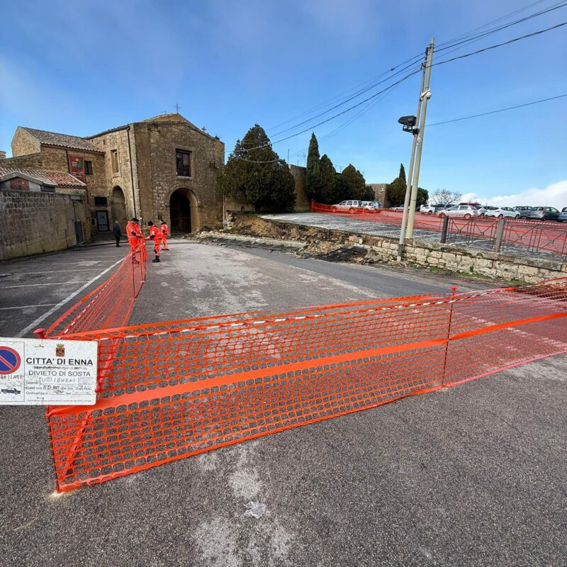 Enna, dopo le piogge crolla un muro nell'area del cimitero. Il Comune: &laquo;Lavori al pi&ugrave; presto&raquo;