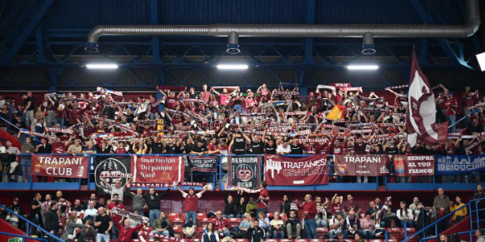 I tifosi della Trapani Shark, la squadra esclusa dal campionato di Serie A di basket 2025 - 2026 per decisione del Giudice Sportivo Nazionale della Fip, 12 gennaio 2026 Instagram / Trapani Shark +++ ATTENZIONE: L'ANSA NON POSSIEDE I DIRITTI DI QUESTA FOTO CHE NON PUO' ESSERE PUBBLICATA SENZA L'AUTORIZZAZIONE DELLA FONTE DI ORIGINE CUI SI RINVIA +++ NPK +++