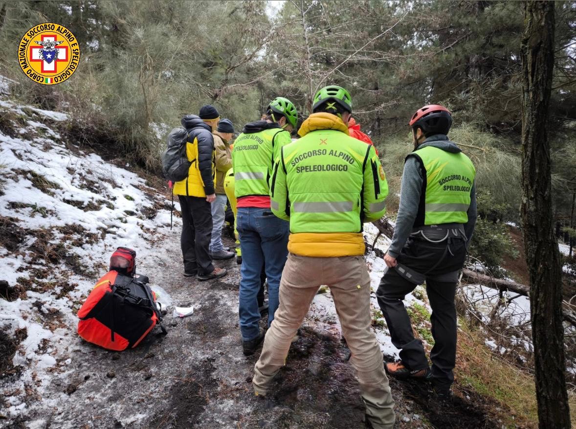 Etna, escursionista muore per un malore lungo il sentiero di Monte ...