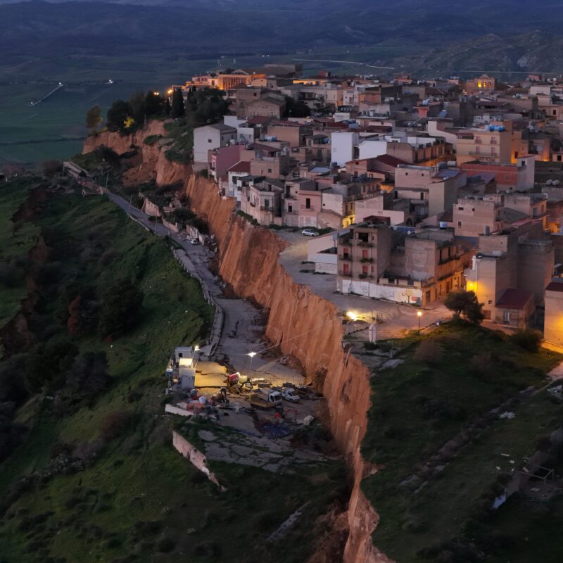 Niscemi, la frana scende verso valle. Evacuate mille persone, rischio isolamento per il paese