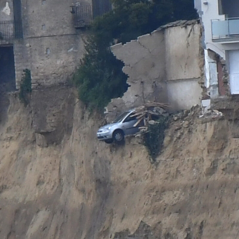 Un'automobile rimasta in bilico sul limite dell'area colpita dalla frana a Niscemi, Caltanissetta. La frana ha causato l'evacuazione di centinaia di famiglie e danni ingenti al patrimonio edilizio, Niscemi, 28 gennaio 2026. ANSA/ORIETTA SCARDINO