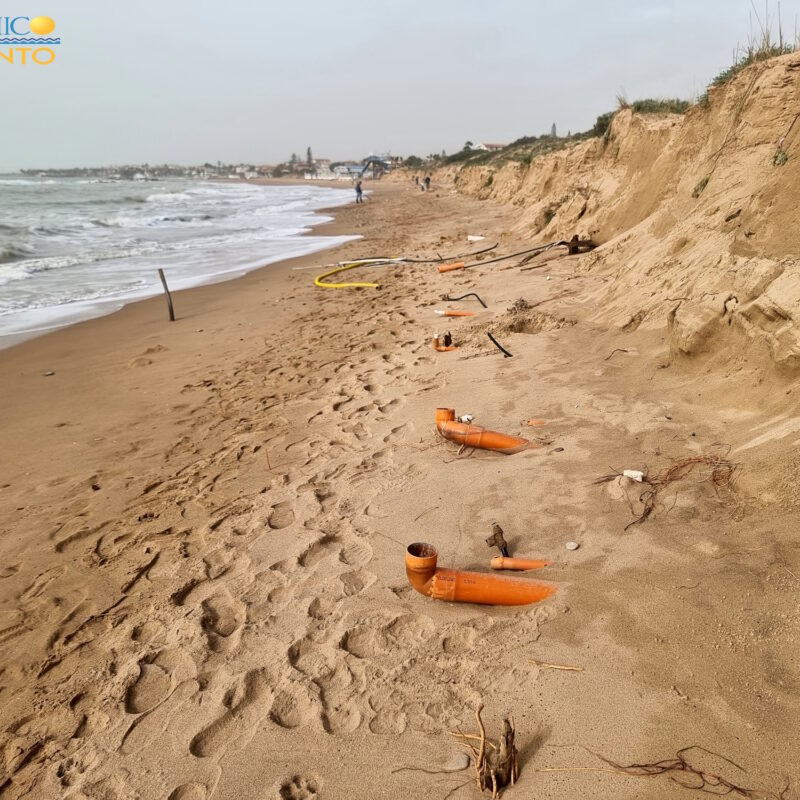 San Leone, dopo il ciclone Harry il mare scopre i resti di un vecchio chiosco: la segnalazione di Mareamico. Le foto