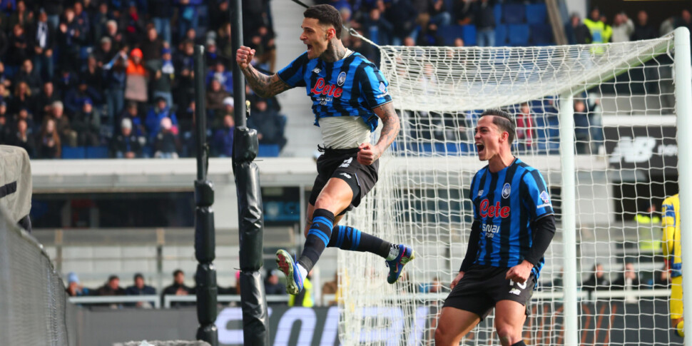 Atalanta's Charles De Ketelaere (R) celebrates after goal 2-1 during the UEFA Champions League soccer match between Atalanta BC and Chelsea FC at the Bergamo Stadium in Bergamo, Italy, 9 December 2025.ANSA/MICHELE MARAVIGLIA