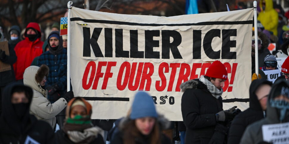 Un frame tratto da un video girato ieri, 24 gennaio a Minneapolis, virale sui social network e poi ripostato da Drop Site, mostra un momento dellazione degli agenti federali americani che ha portato alluccisione di Alex Jeffrey Pretti, 37 anni, un infermiere di terapia intensiva presso il dipartimento governativo per i veterani. Al centro dell'inquadratura, nel cerchio rosso, si distingue l'agente federale che esplode il primo colpo di arma da fuoco. Roma, 25 gennaio 2026. X / DROPSITE+++ ANSA PROVIDES ACCESS TO THIS HANDOUT PHOTO TO BE USED SOLELY TO ILLUSTRATE NEWS REPORTING OR COMMENTARY ON THE FACTS OR EVENTS DEPICTED IN THIS IMAGE - NO ARCHIVING - NO LICENSING - NPK +++