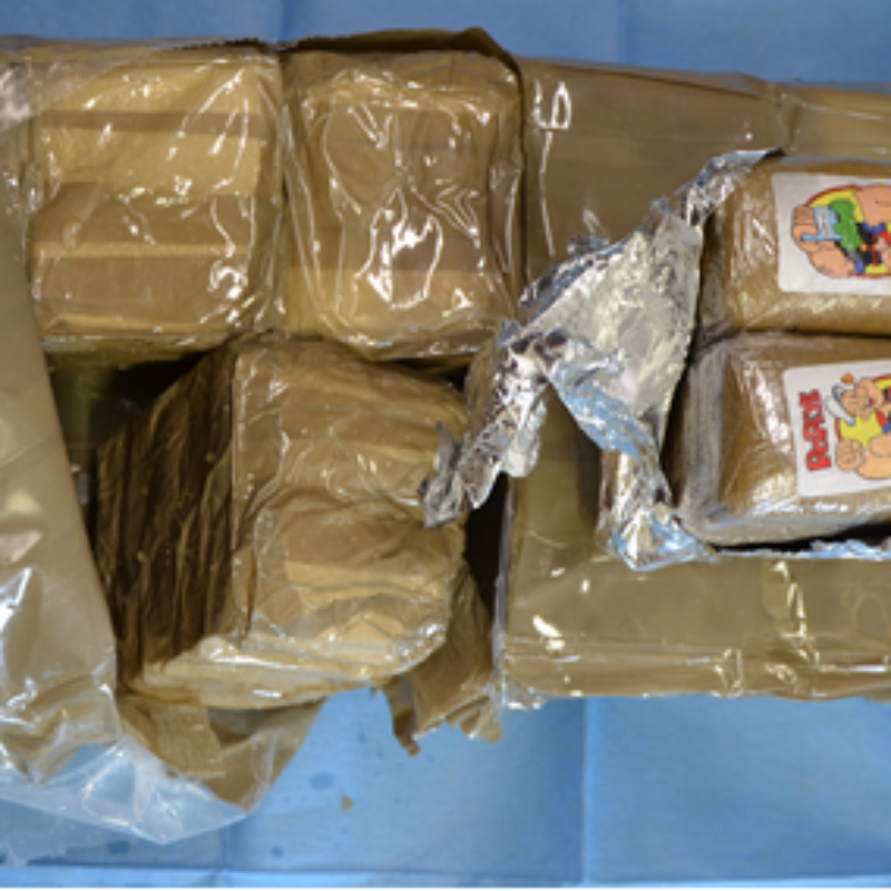 Trapani, la polizia trova in spiaggia 47 chili di hashish in una borsa