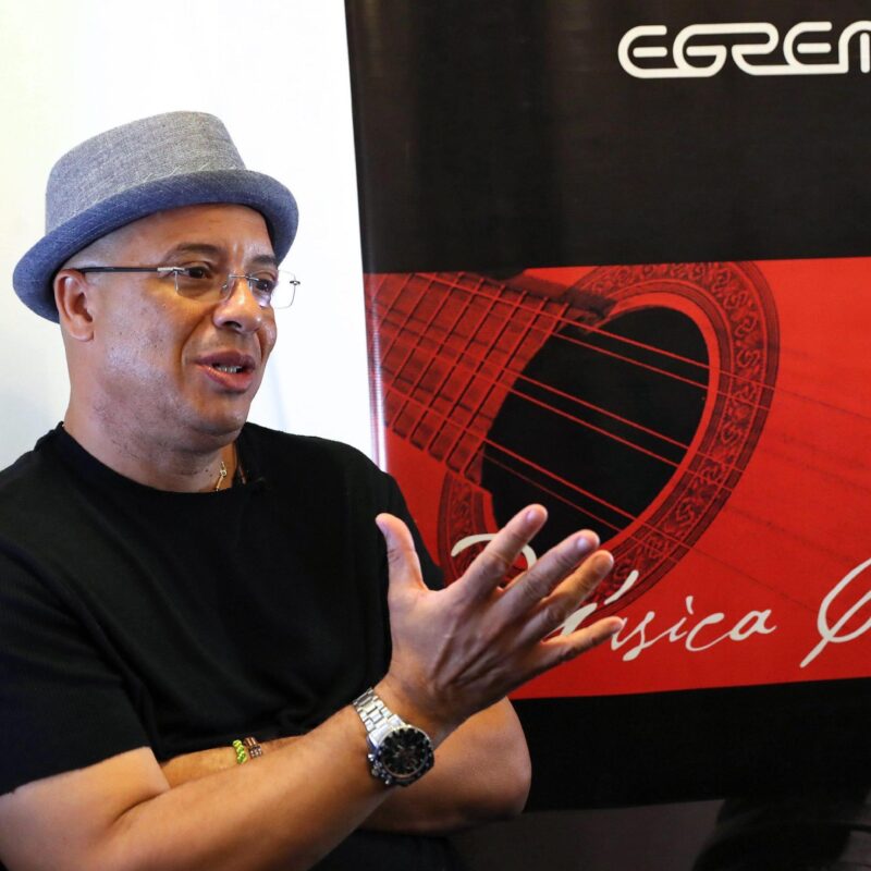 epa05438353 A picture made available on 23 July 2016 shows Cuban musician Isaac Delgado during an interview in Havana, Cuba, 19 July 2016. After almost ten years away from the stage and recording studios in Cuba, the salsa performer presented a new album, entitled 'Made in Havana'. EPA/ALEJANDRO ERNESTO