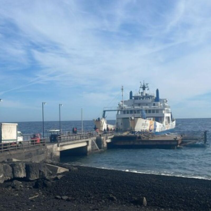 Stromboli, luned&igrave; i lavori per il porto. E arriva la nave Bridge della Siremar carica di derrate alimentari