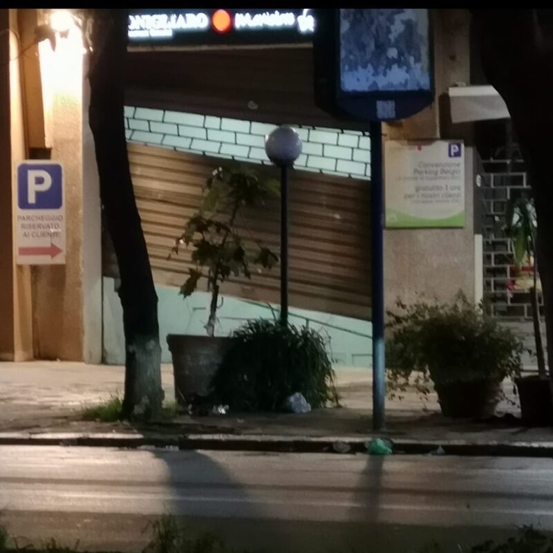 Palermo, divelta la saracinesca di un supermercato in via Belgio