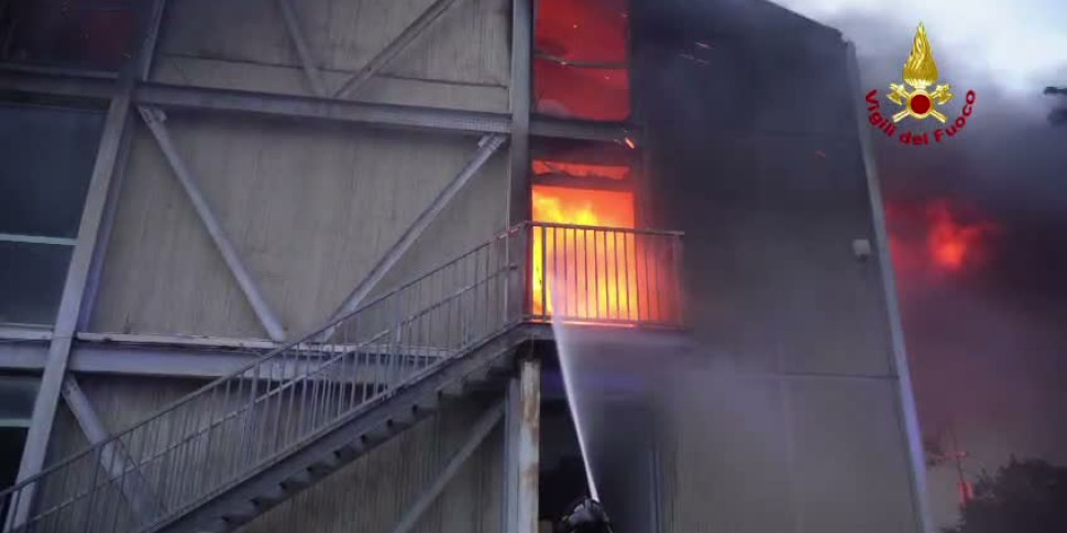 Palermo, domato l&rsquo;incendio in alcuni capannoni dell&rsquo;Irsap. Verifiche in corso sulla presenza di clochard. Il video