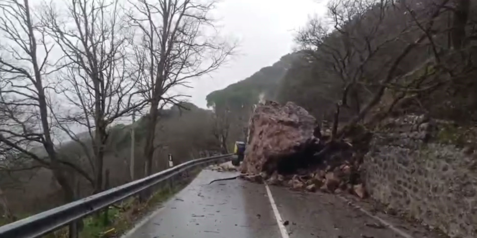 Un grosso masso piomba sulla Statale 185, strada chiusa a Novara di Sicilia. Il video