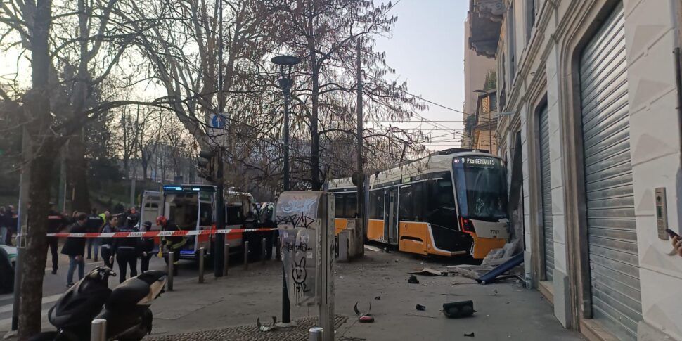 https://assets.gds.it/2026/02/Deraglia-tram-a-Milano-ce-una-vittima_90971370-970x485.jpg