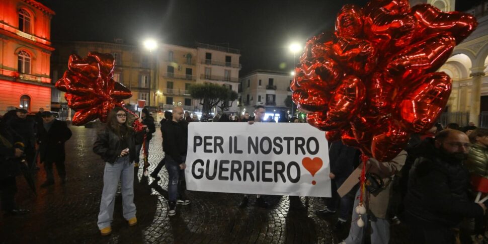 https://assets.gds.it/2026/02/Dopo-il-no-al-trapianto-stasera-a-Nola-una-fiaccolata-per-Domenico_90775800-970x485.jpg