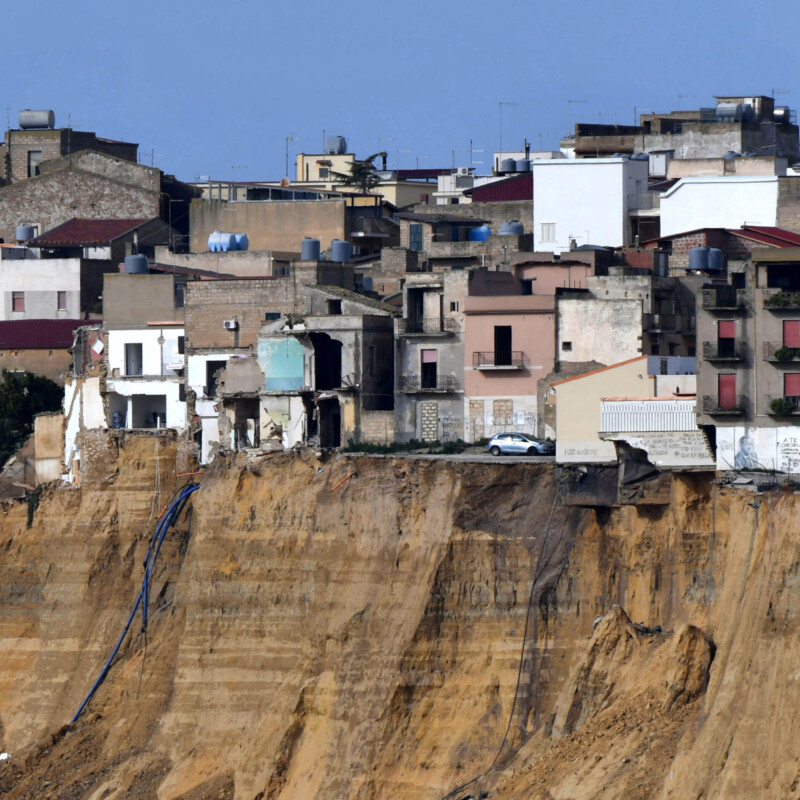 Si continuano a registrare cedimenti sul fronte della frana di Niscemi e uno di questi ha fatto precipitare l'auto che ne era diventata uno dei simboli per essere stata fotografata e ripresa pi&ugrave; volte mentre era in bilico. E' una Ford Fiesta diesel del 2002 che era sospesa dall'inizio della crisi sul burrone ed era stata al centro di una contesa 'burocratica, 3 febbraio 2026. ANSA/ORIETTA SCARDINO