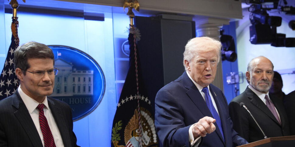 https://assets.gds.it/2026/02/US-President-Trump-holds-a-press-conference-after-Supreme-Court-ruling-on-tariffs_90812835-970x485.jpg